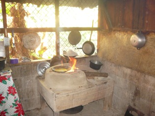 Kosta Rika'nın Chira Adası'nda bir köy evinde mısır tortillası pişerken