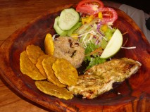 Kostarika'nın Puerto Viejo kasabasında tipik bir yemek