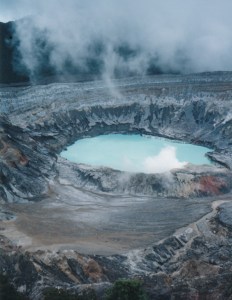 Kostarika'nın San Jose şehrinde Poas adlı volkan